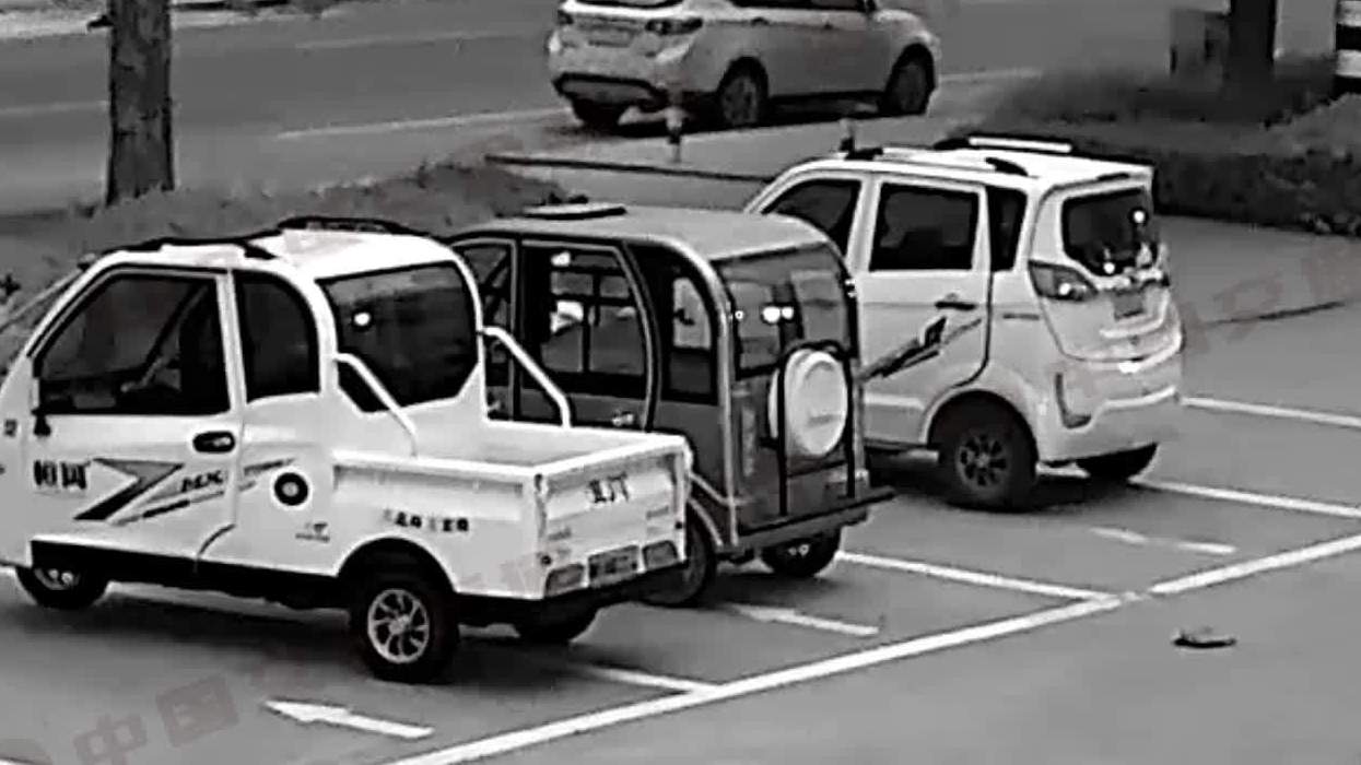 【直击侦查现场:行人横过马路被撞亡上路通行莫大意】近日在坊子区长林街发生了一起轿车撞行人的