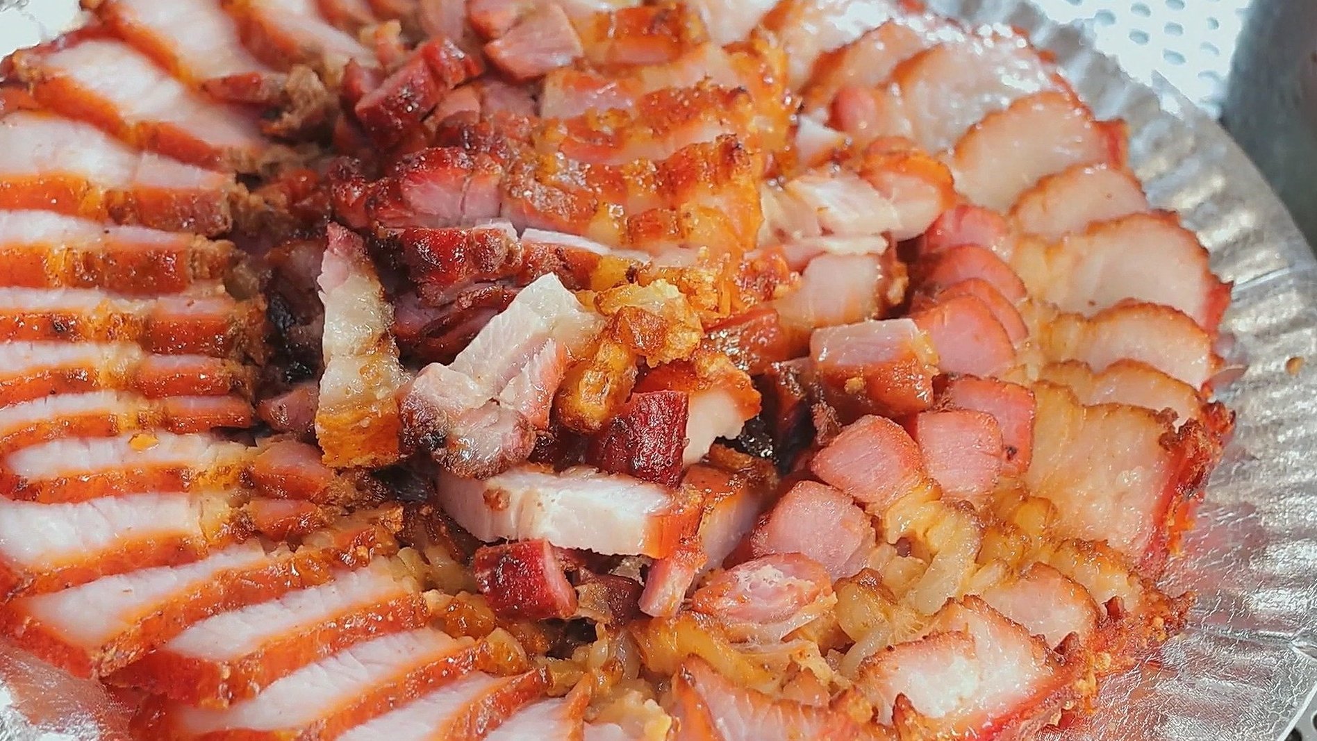 传统烤鸭店,切叉烧和片皮鸭,刀工摆盘赏心悦目。#美食分享#  