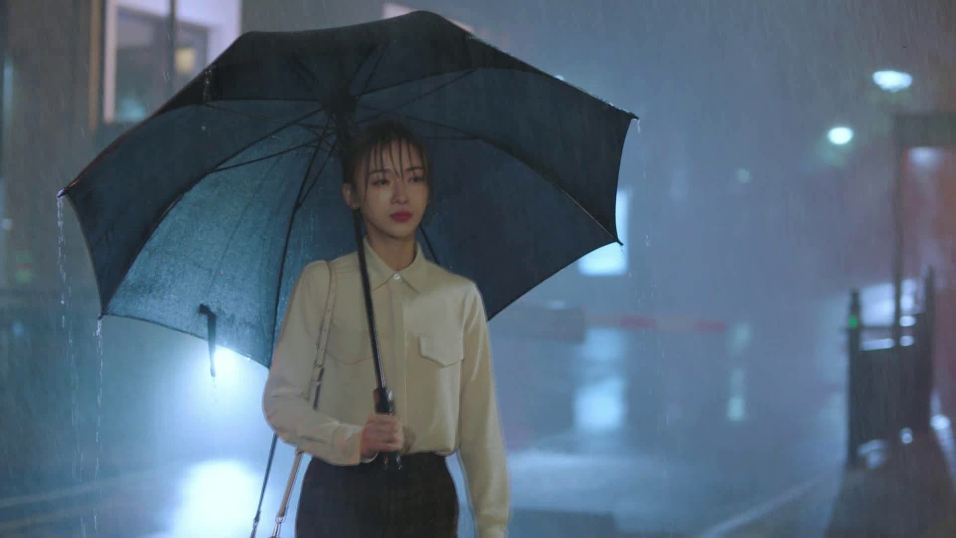 【青春正好】#电视剧正青春# 错过签约的章小鱼@吴谨言 大雨中苦等石总,却初遇霸总温哲@何