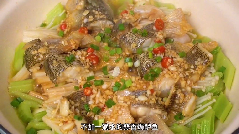 【解锁鲈鱼新做法】蒜香焗鲈鱼,做法简单,肉质鲜嫩,低脂又美味~快试试吧!(DIY-私房菜)