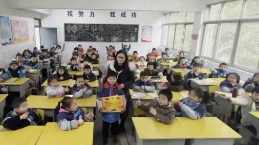 【那个捡到3岁娃交给了警察叔叔的小学生,找到了!】“周渝棋,你真棒!”21日,湖北省十堰市