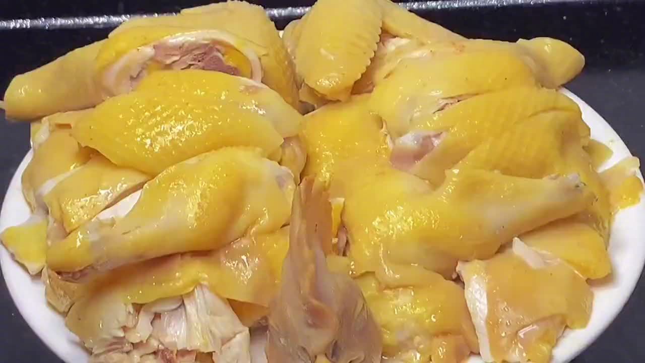 #美食时间# 白切鸡的做法,超级详细的教程,皮爽肉滑,肉质鲜嫩,原汁原味