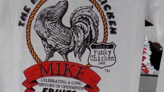 欢喜放映厅 你相信吗?有这样一只公鸡,没有头也能生存?一般来说,没有头的鸡是不能存活的,然