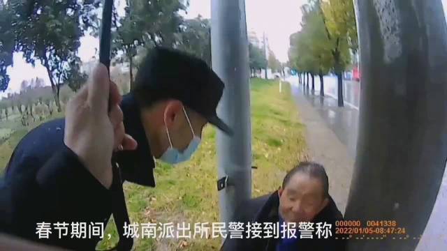 【这个春节,让我温暖你 】#节日我在岗##立春#春节期间,海安城南派出所民警接到报警称在路