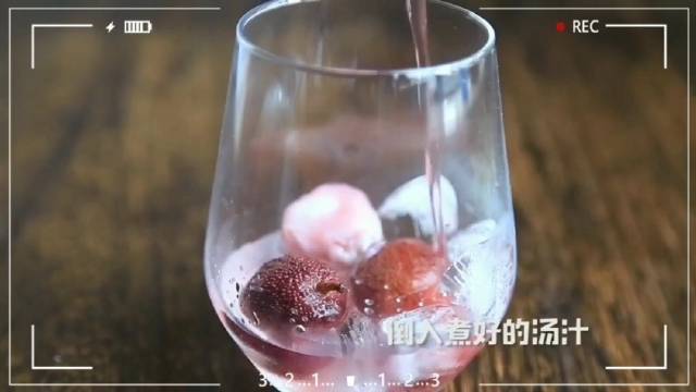 【多肉荔枝杨梅冰】夏天凉快需冰来,杨梅泡水用盐洗,荔枝剥皮入锅煮,倒入杯中加点冰饮品开