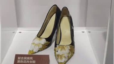 【万物皆可巧克力!江苏80后巧克力翻糖大师的“甜蜜事业”】古楼造型座钟、复古民族风高跟鞋、