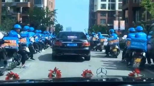 【外卖骑手成群结队为同事结婚助兴,浩浩荡荡“骑士”大军颇为壮观】6月18日,山东威海一位外