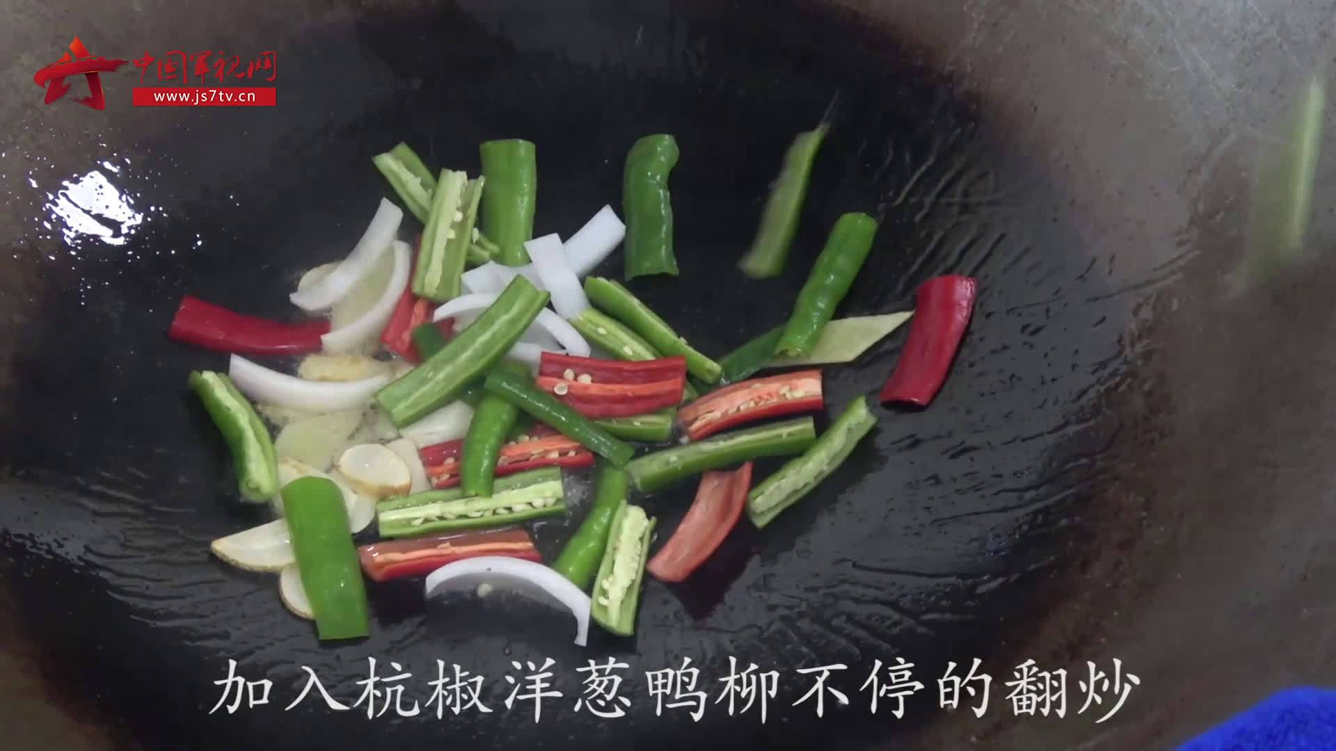 【杭椒爆鸭柳这样做,真的很下饭![大笑]】天气炎热时会引起食欲不振,往往感觉没有胃口。此时