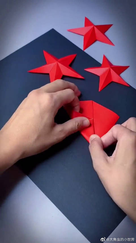 立体五角星你会折吗?制作各类祝福贺卡或者贴画都用的上哟,好看又简单～(来源:大角虫的小世界