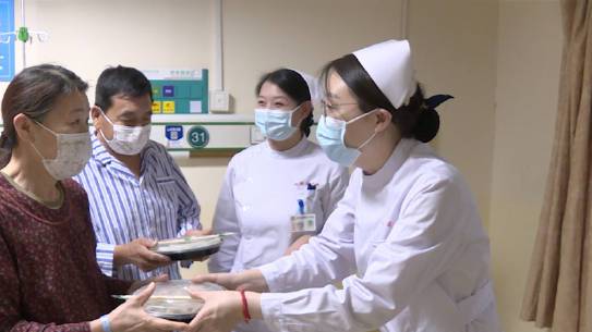 【做有温度的医护人员!医护连续15年为患者们包饺子送祝福】#遇见美好#1月31日,河北衡水