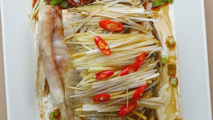 【清蒸鳜鱼】大家中午好!偶尔会想要吃点清淡的,清蒸鳜鱼就是简单好吃的最好选择!清蒸的做法使