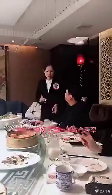 我就想知道,这样的服务员一个月能拿多少工资?#出道吧新星#
