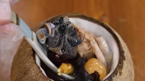 【椰子炖竹丝鸡汤做法】这个汤不用我说了吧,喜欢就get,学到就是赚到,美食get!