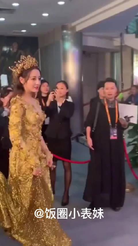 #迪丽热巴2018年金鹰节旧照#来品品2018年金鹰节后台的迪丽热巴,真仙女下凡～
