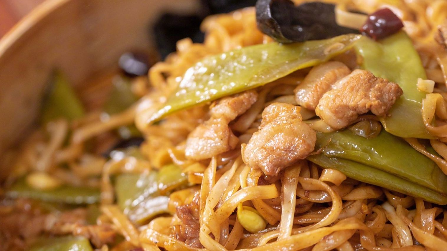 【河南蒸卤面】中华面食博大精深,搓拉削揪扯,烫炒拌煮烩,可谓是八面玲珑、面面俱到。 在河南