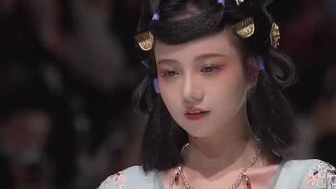 有人知道洛丽塔大哥吗?原来竟然是她,这个汉服视频已经美到出圈了,太好看了吧 