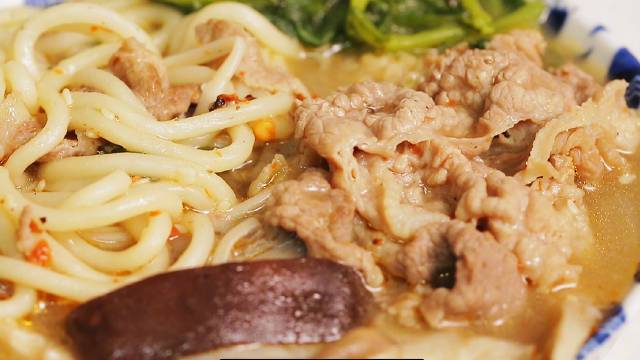 【牛肉火锅热汤面】天气冷了,这碗火锅面热气腾腾,鲜香开胃。有牛肉有蘑菇有面条有蔬菜,几分钟