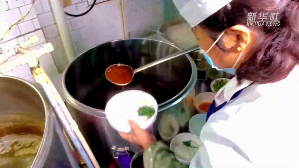 【“焖”出来的美味——云南玉溪的焖肉米线[馋嘴]】玉溪人的早餐离不开米线,品种多达几十种,