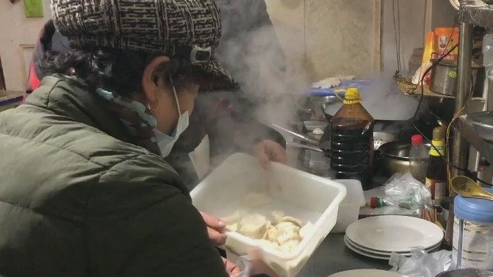 【#山东#济南一房东卖8元水饺帮租客救白血病儿子】1月7日,在济南历山北路一处居民胡同里,