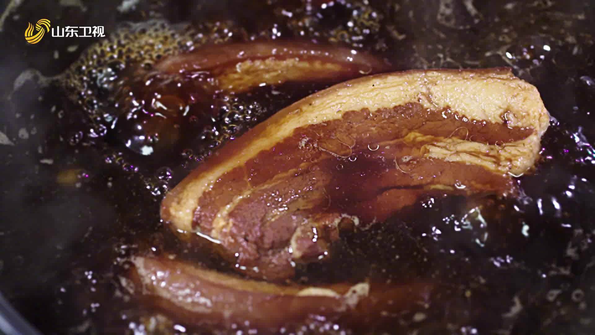 甏肉,用坛子做的肉,这是专属济宁人的家乡至味。肥瘦相间,酥香软烂,汤汁拌饭,千金不换。一块