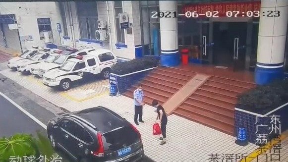 【致敬!广州警察夫妻连日抗疫,她给他送换洗衣服只见面不接触】近日,广州市公安局荔湾区分局茶