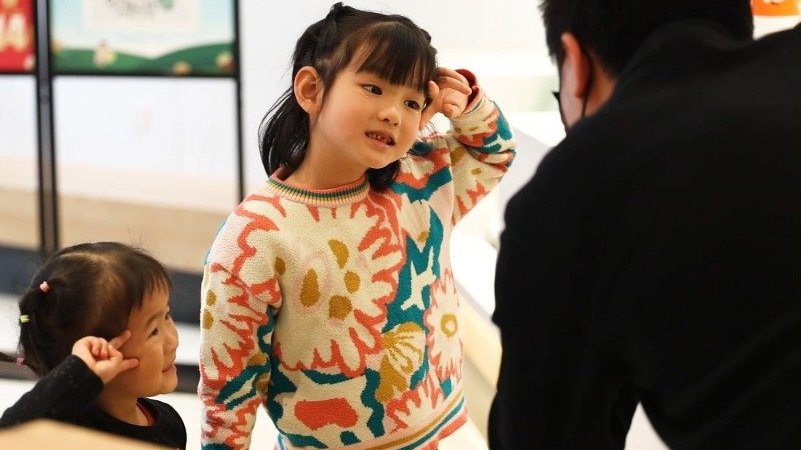 【郑州某饮品店可用微笑换奶茶】“今天我们有一个顶端微笑快闪活动,可以用您的微笑来支付本次账