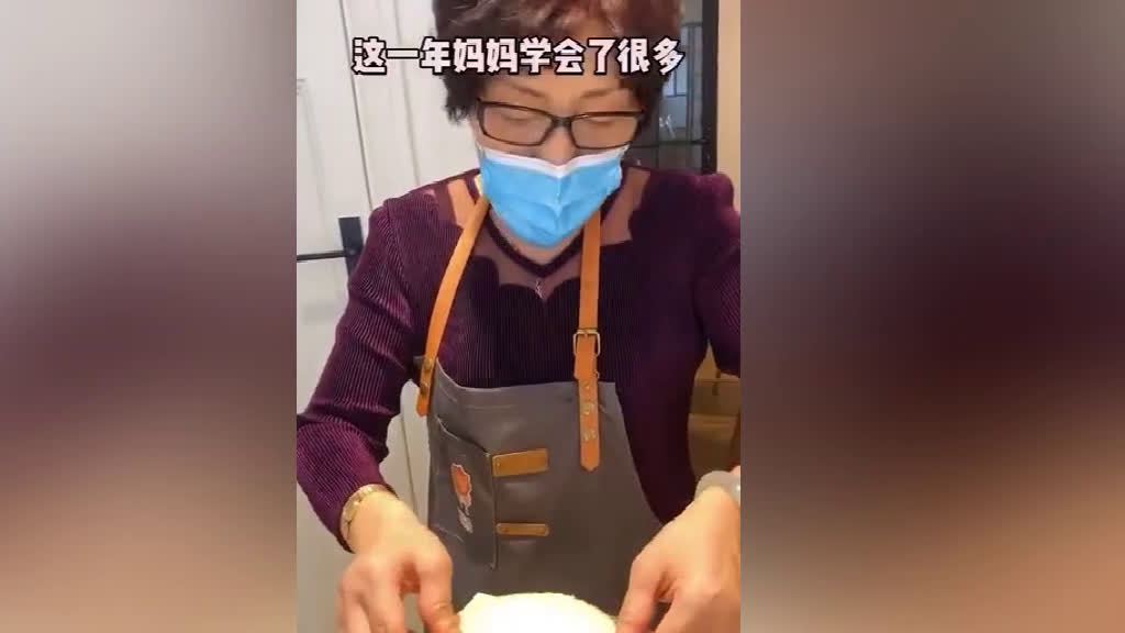 乔任梁33岁冥诞,给乔任梁做的是他最喜欢的粉色蛋糕,看后就让人想泪目,一个妈妈含泪做出来的
