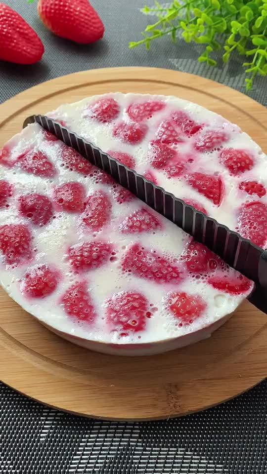 草莓牛奶果冻蛋糕,QQ弹弹,太好吃啦!
