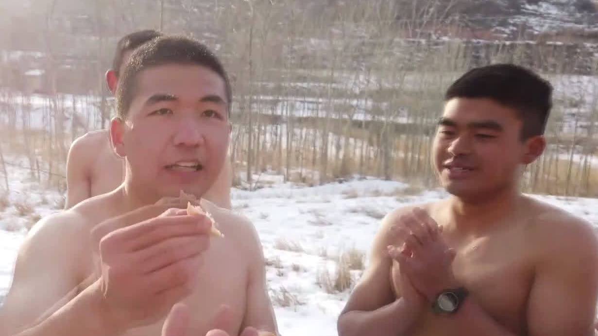 【暖!队长严厉训话后拿出小蛋糕给战友过生日】零下17℃,武警特战队员在雪地里赤膊训练。队长