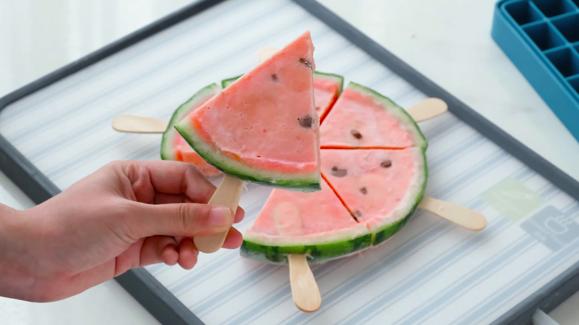 不用奶油不用模具的夏日西瓜雪糕太绝了????入口松软香甜~太好吃了最重要的是怎么吃都不会胖!快来