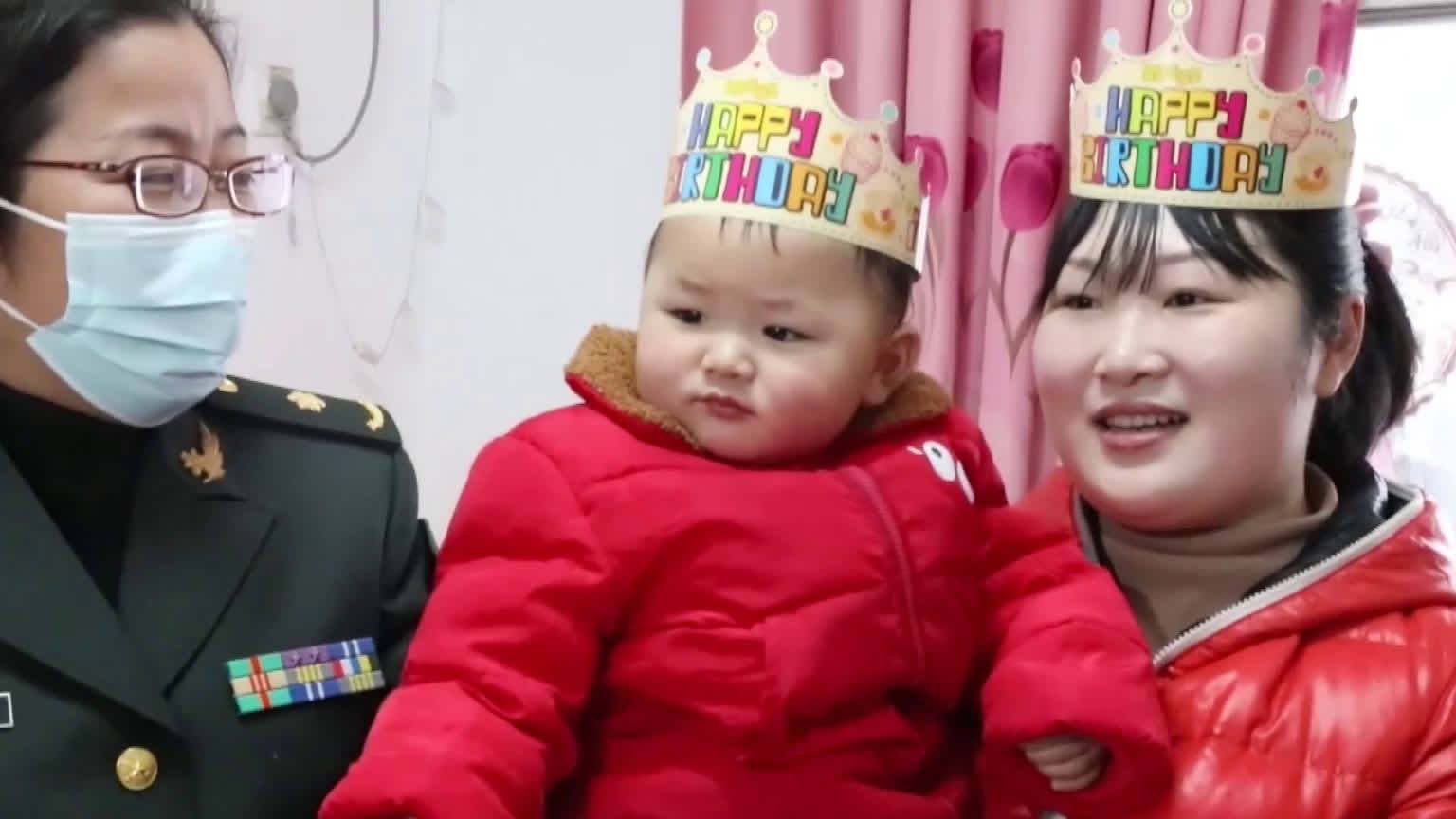 【武汉战疫宝宝壮壮一岁啦 [生日蛋糕]】1月27日,湖北武汉,“军爸军妈”们唱起生日歌,庆