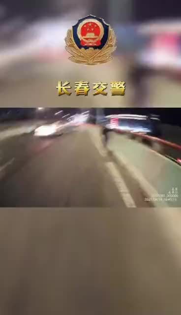 【来,搭我肩膀,我背您!】4月14日晚20时40分许,长春交警宽城大队分指挥中心在视频巡检
