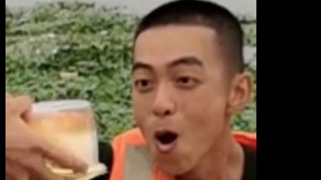【生日快乐!抗洪战士收到生日蛋糕表情亮了】抗洪一线,武警安徽总队安庆支队战士王玉柱,迎来了