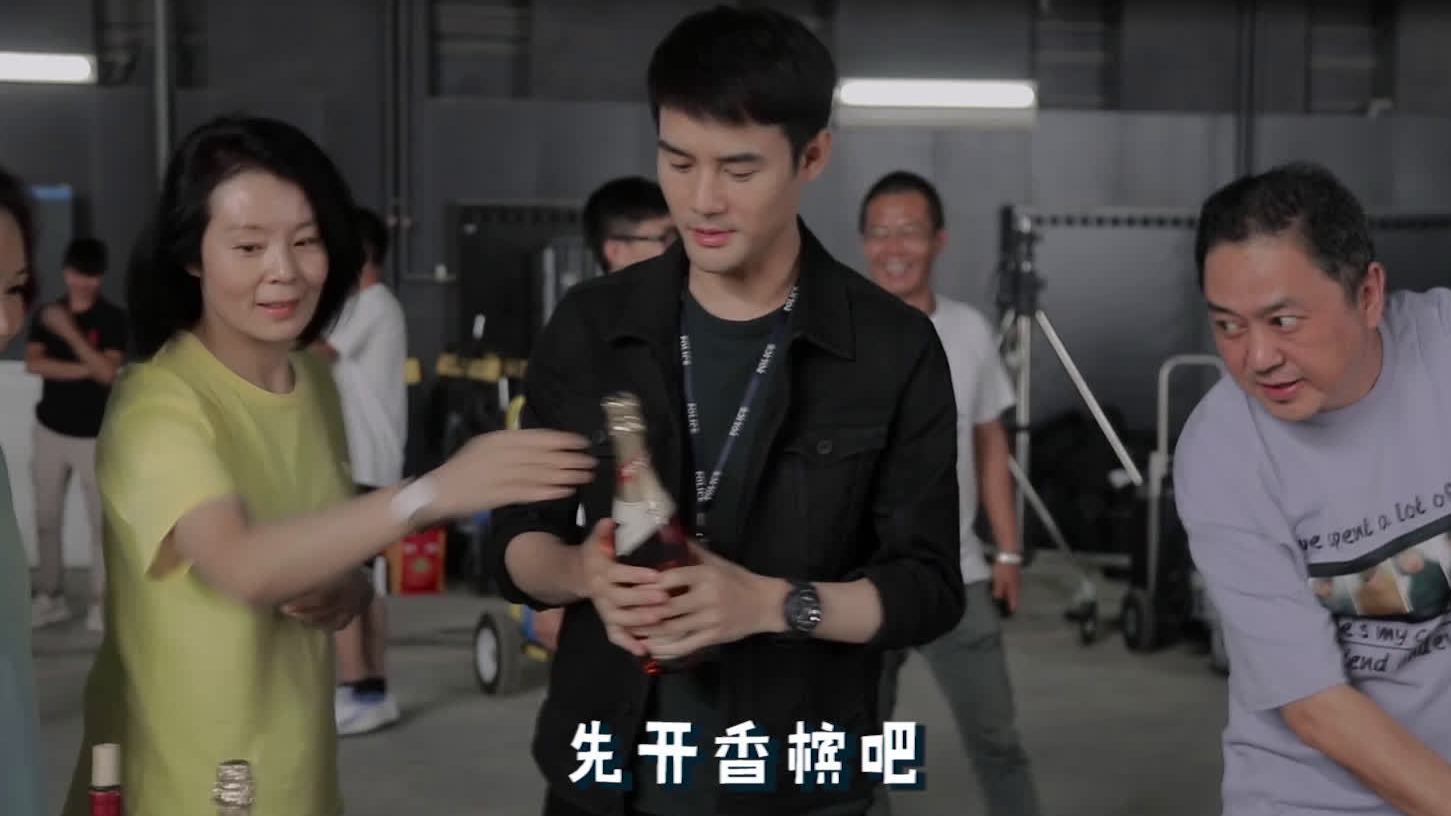 #电视剧猎狐# 在今晚的剧情里,夏远28岁的生日过得有些遗憾。然而2019年8月18日的@