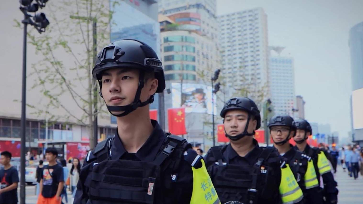 【长沙猎人小分队守护城市烟火气】人称“猎人小分队”的特警追逃小组个个行动敏捷,神出鬼没,以