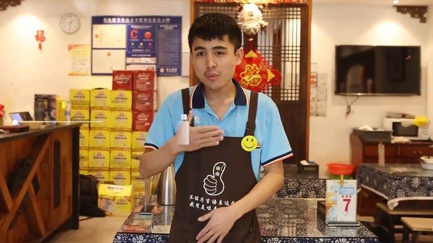 【爱意满满!南昌聋哑人无声餐厅[围观]】在江西南昌滕王阁景区旁有一家餐厅,进店从没人和你说