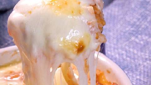 鸡胸肉芝士焗饭,洋葱切碎,加大量西红柿丁,鸡胸肉丁炒出香味,加入番茄酱炒到出红油倒入新焖的