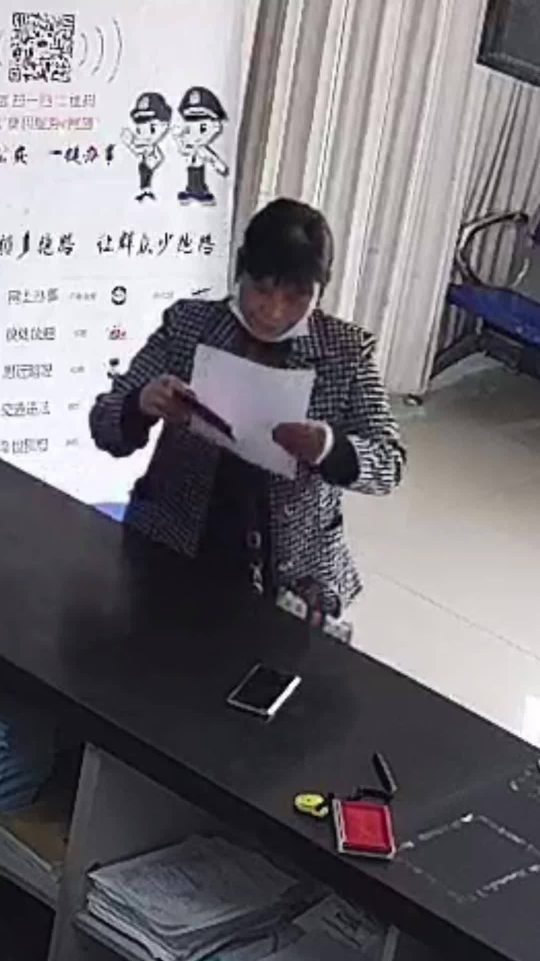 【泪目!女子在户籍室看到亡夫的照片泣不成声 】10月19日,滁州公安半塔派出所户籍室,一名