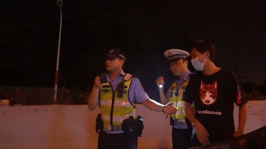 【小伙酒后驾车情绪失控 失控的原因来自酒驾】近日,合肥交警在夜查时,遇到一个酒后驾车称吃了