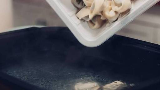 【中国速冻食品市场规模将突破1800亿元,上海专家辟谣冷冻食品营养差】据机构估测,2021