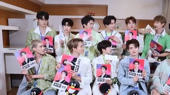 INTO1《深井烧鹅》采访(下)国际化大型听力考试????️!INTO1之最:最爱自拍的人是刘宇