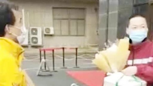 一份跨越780公里送到武汉的爱与牵挂,一份由美团小哥搜罗全城找到的蛋糕和鲜花,远在四川广元