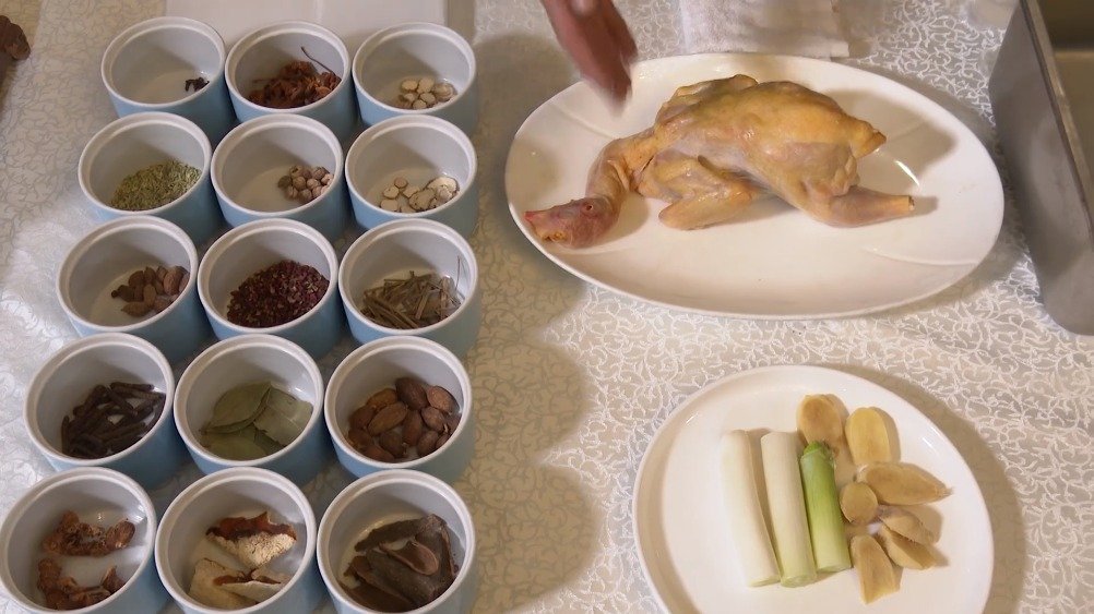 【被誉为“长安第一味”的葫芦鸡怎么做?快来学!】在老辈人的眼中,鸡同“吉”,蕴含着吉祥如意