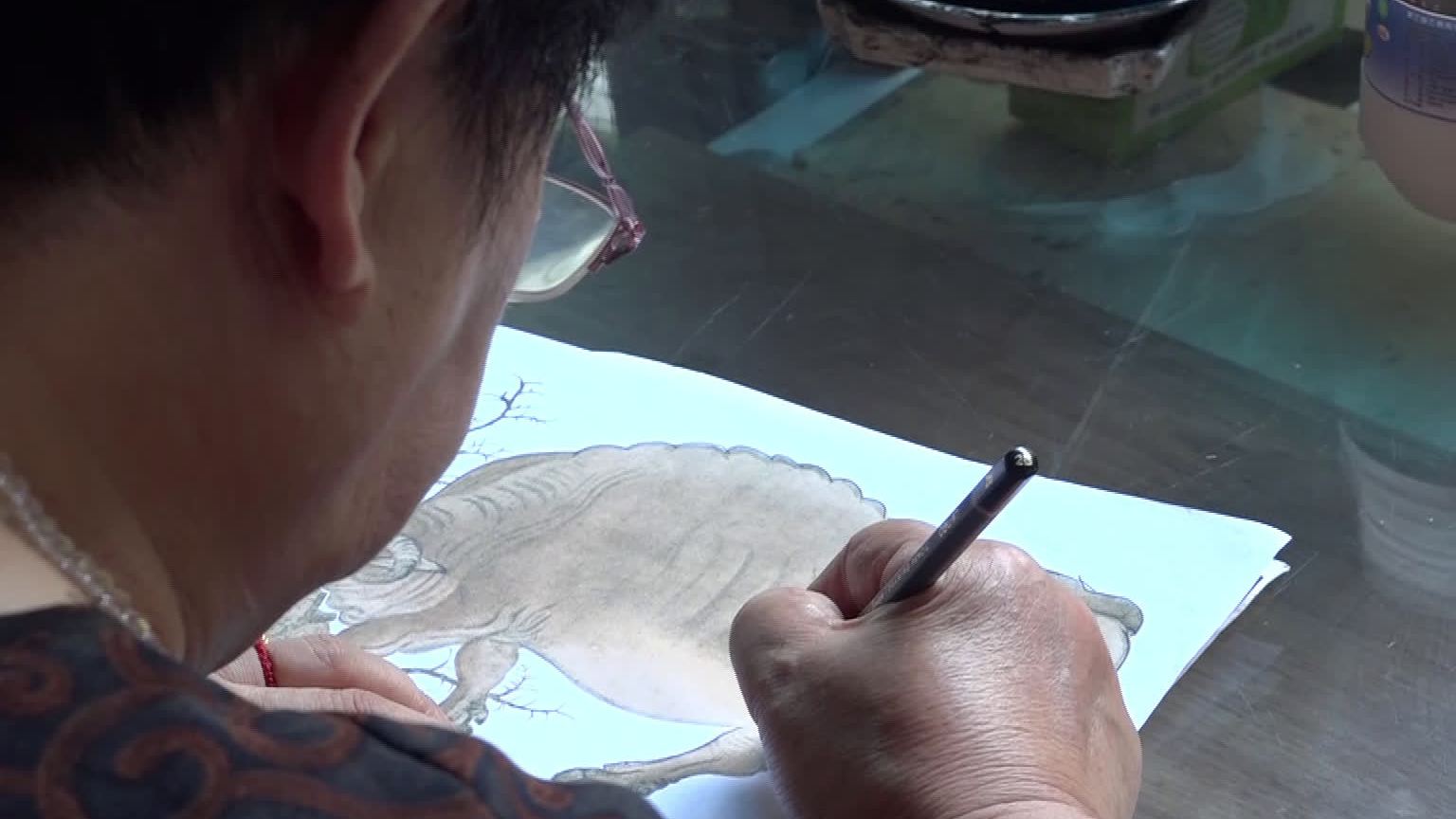 【贵州七旬老人用碎布浮雕万物】贵州遵义新蒲新区退休职工尹守先老人,是一名半路出家的布艺堆绣