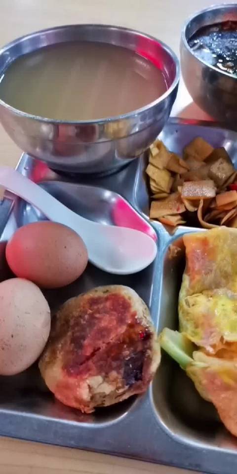 有青菜,冷菜、热菜都有的早餐,天天这样。