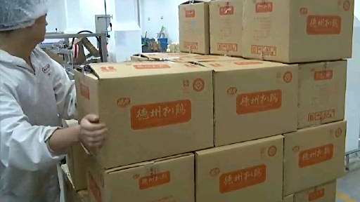 【驰援河南15000只扒鸡开袋即食 预计今晚抵达】7月23日,山东德州爱心企业向河南捐赠的