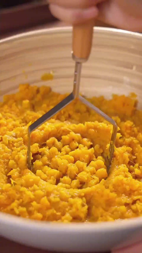 #畅飨好味# 今日份宫廷小糕点“红薯糯米枣糕”请查收,简单好做又好吃。 via美食天天见