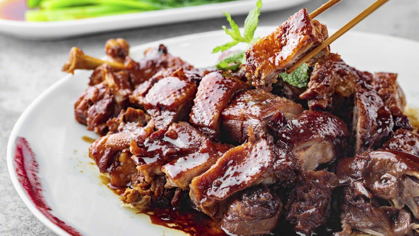 【五味鸭】立秋之后,吃鸭最适合不过了,不温不热。在广东,除了吃鸡,吃鸭的花样也不容小觑,潮
