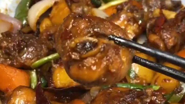 下饭菜有哪些?大盘鸡必须有姓名!入味的土豆和辣辣的鸡块,好吃到舔盘,今天午饭就它了!(视频