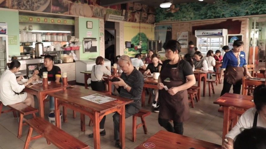 海南人对中元节敬畏有加,他们通过种种特殊的方式,将情感释放得酣畅淋漓。比如说,吃。中元节,